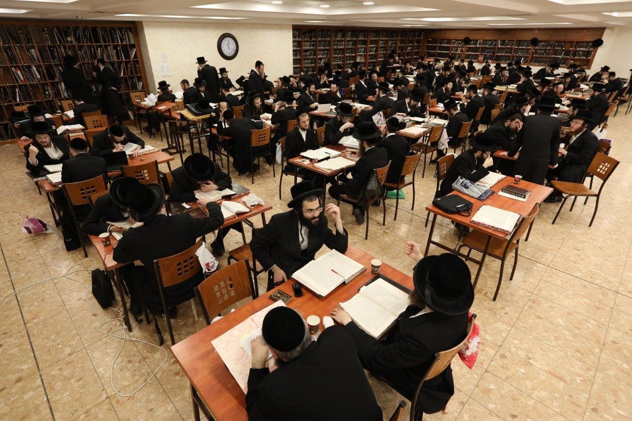 Avreichim learning in the kollel
